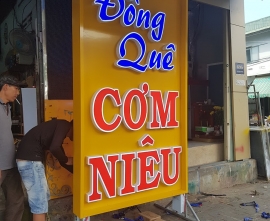 Bảng hiệu chữ nỗi Cơm Đồng Quê