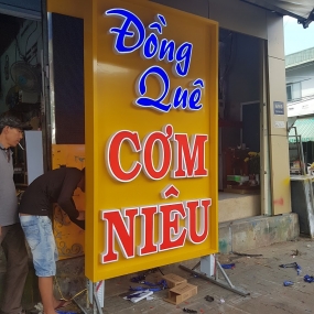 Bảng hiệu chữ nỗi Cơm Đồng Quê